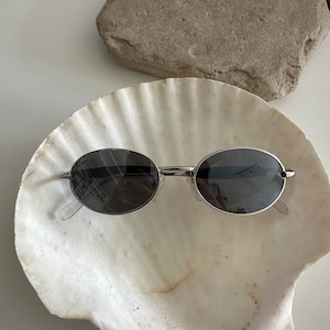 Vintage Silber Metallrahmen ovale Sonnenbrille mit grauen Spiegellinsen