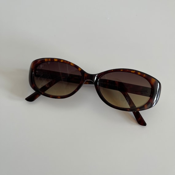 Authentic Vintage 90s Torotise Oval Sunglasses wit