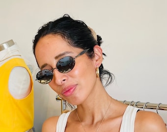 Lunettes de soleil ovales vintage en métal argenté avec verres miroir gris
