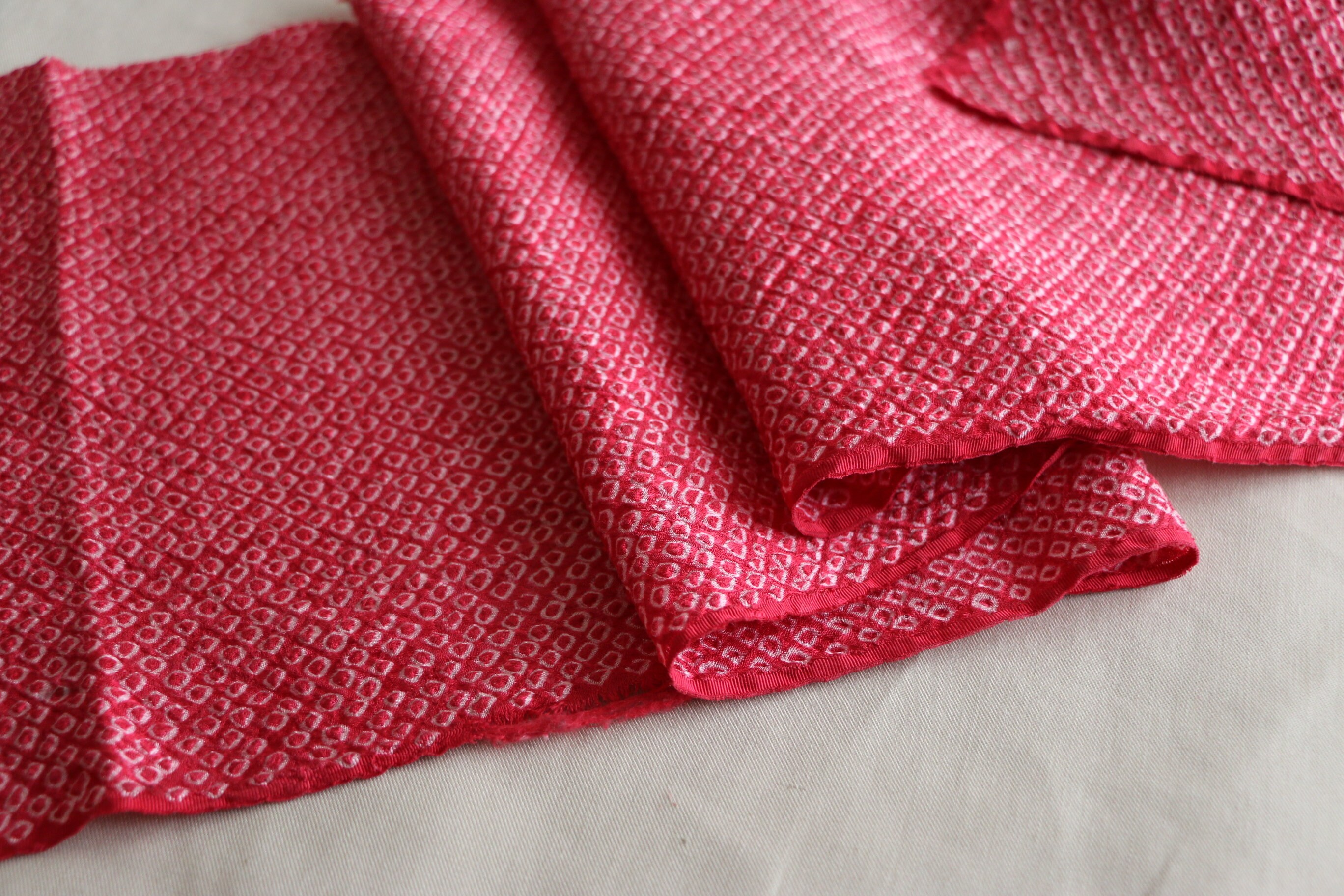 H20-122 Restjes kimonostof /// Shibori-zijdestof, tie-dye stof, zijden  kimonostof, Japanse stof, roze zijden stof, vintage kimono - Etsy België, image size:2736x1824