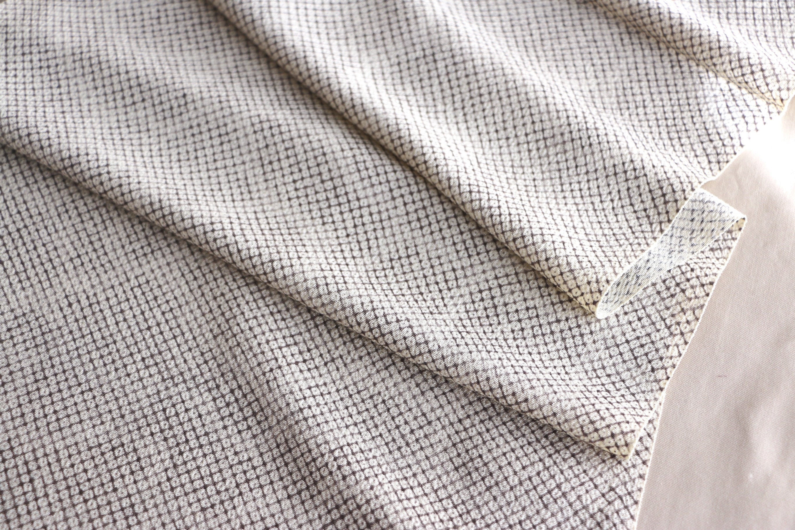 Tissu kimono japonais Chirimen vintage KW-116 // Tissu kimono en soie, Chirimen kaki en soie, Chirimen en soie verte, Chirimen kaki look shibori