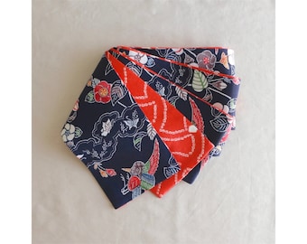 Könnte beinhalten: Ein Satz aus vier Stoffbandstreifen mit einem Blumen- und Vogelmuster. Die Bandstreifen sind blau mit rotem Besatz und zeigen ein weißes Blumenmuster mit einem Vogeldesign.