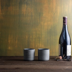 Ein Set aus zwei Bechern, 175 ml Handgetöpferter Wein- und Kaffeesteinzeug-Keramik.