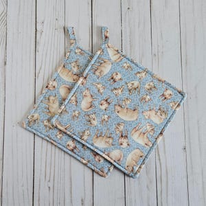 Pink Pig Potholders - Kitchen Trivet & Hot Pads Set of 2 - Farmhouse Kitchen Decor - Housewarming Gift