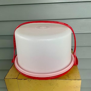 Vintage   Cake/Pie/Cupcake Carrier w/ Lid  and Red Handle - Vintage Food Storage Container - 1970s Kitchen