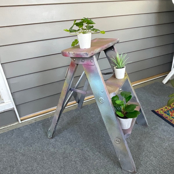 Vintage recyclé - Support de bar/plante/étagère de livre/table de nuit portable unique en son genre - Tabouret-escabeau-matériaux de récupération