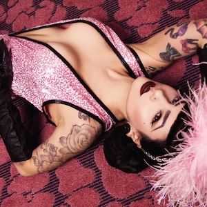 Pink Show Girl Print de Gina Barbara