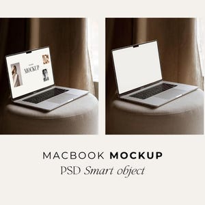 Peut inclure: Un ordinateur portable MacBook argenté avec un clavier noir et un écran vierge, posé sur un pouf beige. L'écran de l'ordinateur affiche une maquette avec le mot "MOCKUP" et deux petites images. Le texte "MACBOOK MOCKUP PSD Smart object" est en bas.