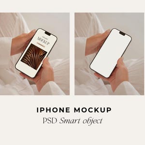 Może przedstawiać: Dwa makiety iPhone'a. Jeden wyświetla ekran z brązowym i beżowym botanicznym wzorem oraz słowem "MOCKUP". Drugi pokazuje pusty biały ekran. Telefony trzymane są w dłoniach, z tekstem "IPHONE MOCKUP PSD Smart object" poniżej.