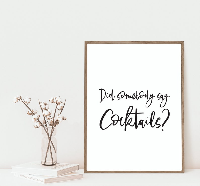 K&ouml;nnte beinhalten: Ein gerahmter Druck mit wei&szlig;em Hintergrund und schwarzem Text, der "Did somebody say Cocktails?" lautet.