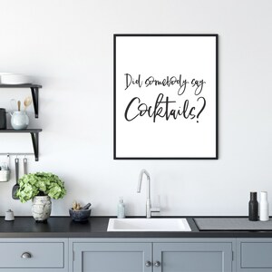 K&ouml;nnte beinhalten: Schwarz-wei&szlig;es K&uuml;chenwandbild mit dem Text "Did somebody say Cocktails?"