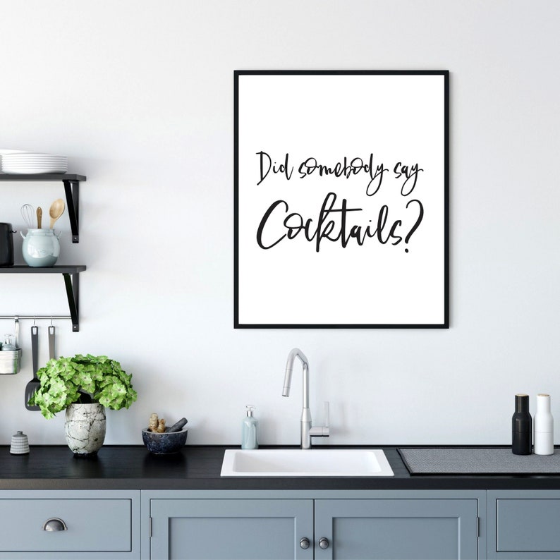 K&ouml;nnte beinhalten: Schwarz-wei&szlig;es K&uuml;chenwandbild mit dem Text "Did somebody say Cocktails?"