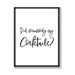 K&ouml;nnte beinhalten: Schwarz-wei&szlig; gerahmter Druck mit dem Text "Did somebody say Cocktails?" in einer handschriftlichen Schrift.