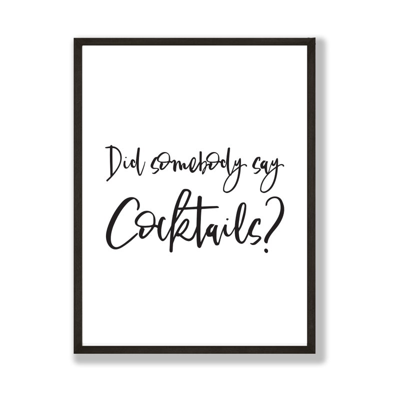 K&ouml;nnte beinhalten: Schwarz-wei&szlig; gerahmter Druck mit dem Text "Did somebody say Cocktails?" in einer handschriftlichen Schrift.