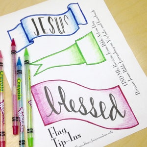 Könnte beinhalten: Ein druckbares Blatt mit drei Flaggenbannern, einer mit dem Wort "JESUS", einer mit dem Wort "blessed" und einer mit einem leeren Platz zum Schreiben. Das Blatt enthält Anweisungen, Jesus in der Bibel und auf YouTube und Facebook zu finden. Das Blatt ist für das Führen eines Tagebuchs und das Bibelstudium konzipiert.