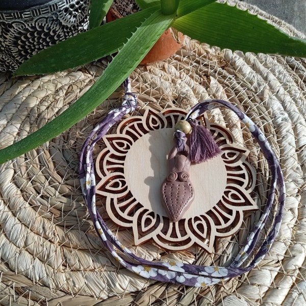 Collier sautoir Déesse de la Terre : Déesse en pâte polymère, cordon en liberty fleuri et pompon violet