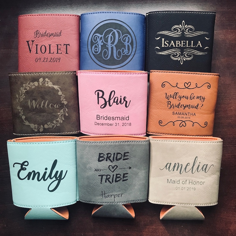 Puede incluir: Nueve enfriadores de latas de cuero personalizados con diferentes dise&ntilde;os y textos. Los enfriadores son de diferentes colores, incluyendo marr&oacute;n, rosa, azul, gris y negro. El texto incluye nombres, fechas y frases como "Dama de honor", "Dama de honor" y "Tribu de la novia".