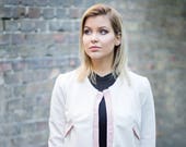 Blazer blanc avec un soupçon de rose