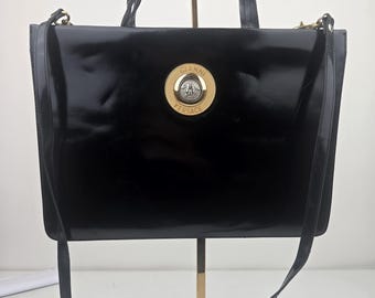 Bolso mediano vintage Gianni Versace de charol negro de los años 90 con medallón de Medusa.