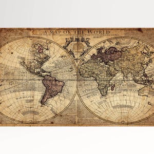 Peut inclure: Une carte du monde rectangulaire de style vintage avec un aspect vieilli et usé. La carte est divisée en deux hémisphères, avec des continents dans des tons bruns et beiges. Le texte "A MAP OF THE WORLD" est visible en haut.