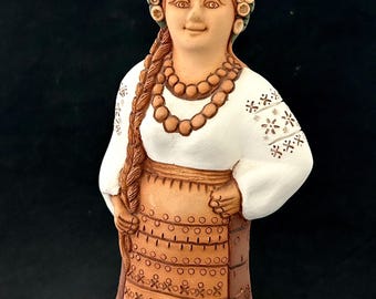 Ongerepte Oekraïense volkskunst beeldje 8,5" | Handgeschilderd terracotta meisje in klederdracht | Vintage Slavische sculptuur van rode klei