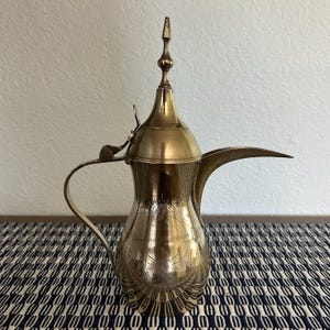Zabytkowy, 11-calowy, mosiężny, trawiony dzbanek do kawy Dallah Arabic – ręcznie rzeźbiony wzór palmy – akcent wystroju wnętrz w stylu beduińskim z Bliskiego Wschodu