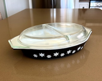 Cazuela Pyrex vintage de los años 50, color negro carbón con diseño de copo de nieve, 1,5 cuartos de galón, con tapa y compartimentos, 963 / Casi nueva, sin daños por lavavajillas, MCM