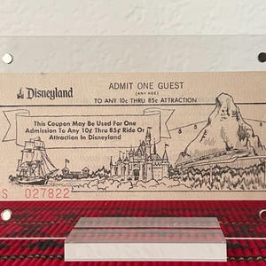 Original sehr seltenes 1972 Disneyland Park Scenes Ticket in einem 4x6 Acrylrahmen Mit Ständer!
