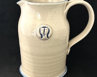 Jarra de cerámica artesanal de estudio - Jarra de crema de gres azul y crema moteado de 24 oz - Firmada Albe ’21 -