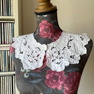 Antique 1910s/1920s White Linen Embroidered Cutwork Detachable Collar