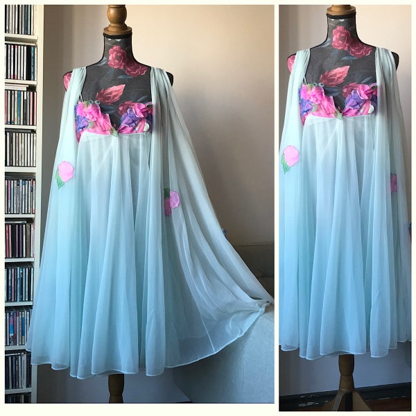 Vintage 60er Jahre Saks Fifth Avenue Blue Menta Doppel Nylon Peignoir Set mit Blumen Applikation/Nachthemd und schiere Robe Set/Lingerie Made in USA