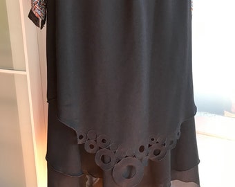 Falda vintage 90s negra con bordado y cortes.