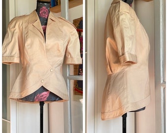 Veste à manches courtes THIERRY MUGLER beige sculpturale vintage des années 80/90 ; épaulettes et taille pincée ; Fabriqué en Italie