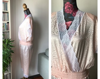 Vintage jaren '80 lichtroze jacquard rayon en kanten pyjama set