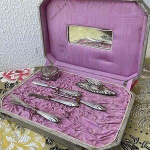 Antico set da manicure Art Déco italiano degli anni &#39;20 in argento sterling 800, 6 pezzi; set da manicure Art Déco nella custodia originale; set da collezione.
