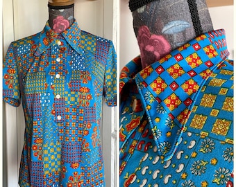 Camicia vintage anni '70 a maniche corte, multicolore, con bottoni in lucite e abbottonatura parziale.