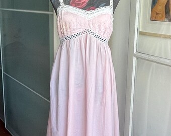 Vintage jaren 30/40 lichtroze katoenen nachtjapon met gehaakt kant