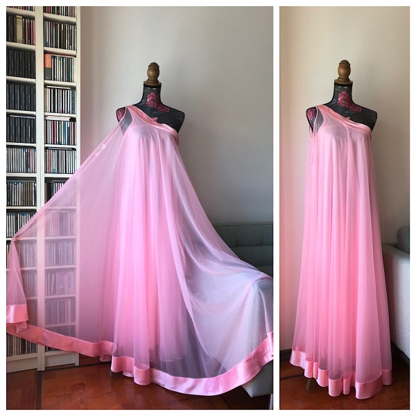 Très Rare vintage des années 60 Pedro Rodriguez Couture Internationale Pink Nylon et Satin Negligee One Shoulder Peignoir and Nightgown, Size L/XL