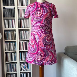 Vestido corto rosa psicodélico vintage de los años 60 con mangas cortas; vestido de corte A estilo mod; estampado retro en espiral.