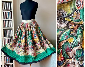 Può includere: Una gonna lunga caratterizzata da una vivace stampa illustrata multicolore con figure che indossano cappelli e scene rurali. La gonna presenta una vita arricciata, una silhouette svasata e un'ampia fascia verde tinta unita sull'orlo.