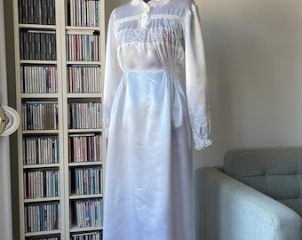 Camisola vintage elegante dos anos 1940 em cetim de seda off-white com detalhes em renda / Camisola de noiva / Lingerie vintage