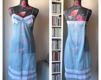 Vintage 60er Himmelblau-Weiße Spitze Plissee Nylon Schlupfkleid | Größe Mittel