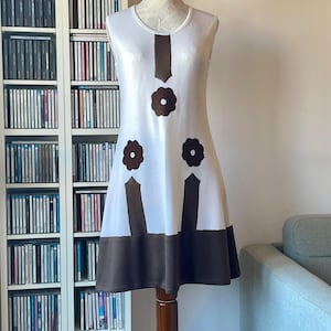 Vestido vintage de punto blanco de los años 60, corte en A, semitransparente, sin mangas, estilo mod/Mary Quant Vibes