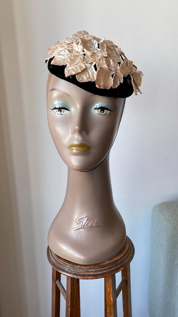 Vintage 50s Velvet Fascinator/cocktail Hat With Silk Leaves  display picture 1