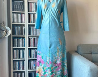 Vestido largo estilo caftán vintage de los años 70, vestido de estar por casa, bata azul claro con estampado floral y cremallera frontal.