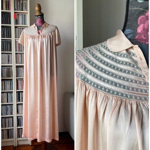 Chemise de nuit vintage des années 30/40 en satin de soie rose poudré avec dentelle au crochet