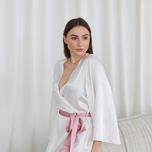 MILEY - Robe aus 100% Maulbeerseide | Luxus Loungewear | Luxus Braut Geschenk | Geschenk für Braut | Geschenk für sie | Braut | Rosa Akzent | Seidenkimono