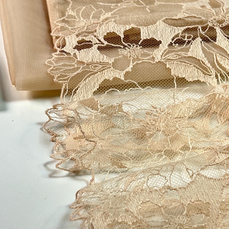 Puede incluir: Borde de encaje beige con un patr&oacute;n floral. El encaje es delicado y tiene una textura suave y fluida.