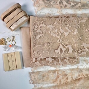 Puede incluir: Un conjunto de encaje beige, el&aacute;stico y tirantes de sujetador para coser un proyecto de lencer&iacute;a. El conjunto incluye dos piezas de encaje, una con un patr&oacute;n floral y otra con un patr&oacute;n delicado, junto con el&aacute;stico, tirantes de sujetador y ganchos de sujetador.