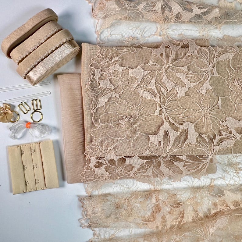Puede incluir: Un conjunto de encaje beige, el&aacute;stico y tirantes de sujetador para coser un proyecto de lencer&iacute;a. El conjunto incluye dos piezas de encaje, una con un patr&oacute;n floral y otra con un patr&oacute;n delicado, junto con el&aacute;stico, tirantes de sujetador y ganchos de sujetador.